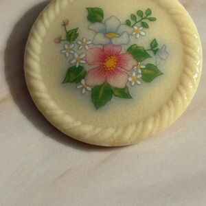🛍️3/$25🛍️ Vintage Avon ‘Spring Bouquet’ Porcelain Brooch 1.5”